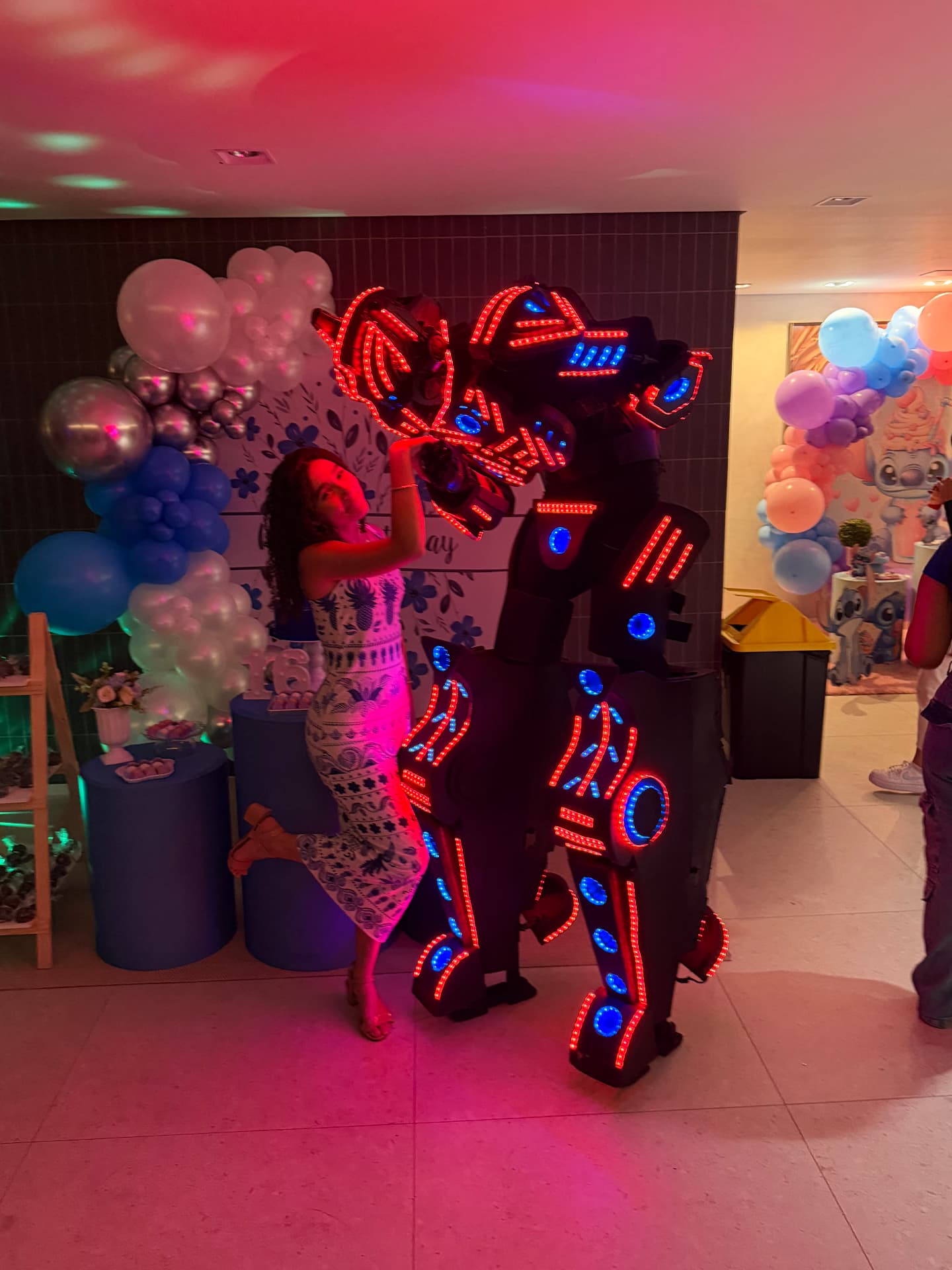 Robô de LED dançando com a debutante em festa de 15 anos