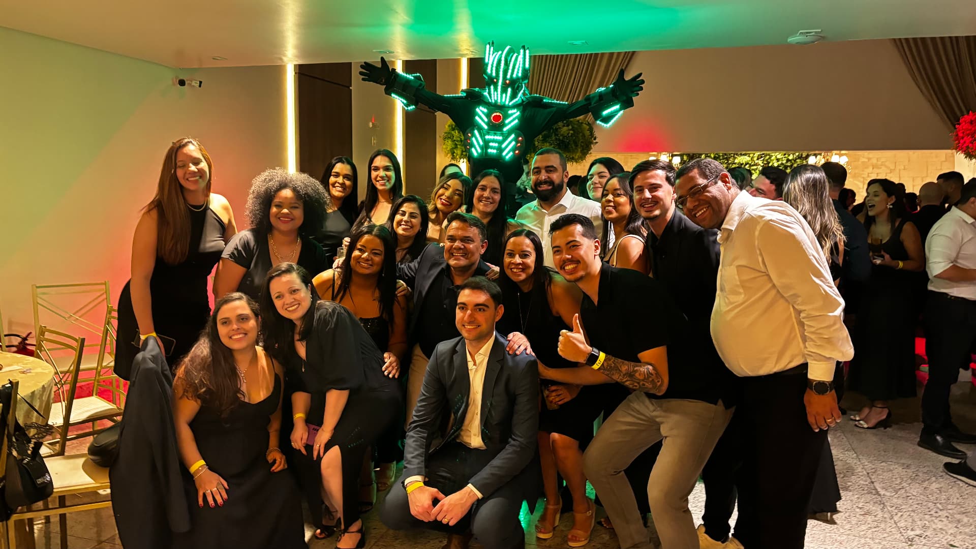 Robô de LED com grupo de convidados em confraternização de empresa