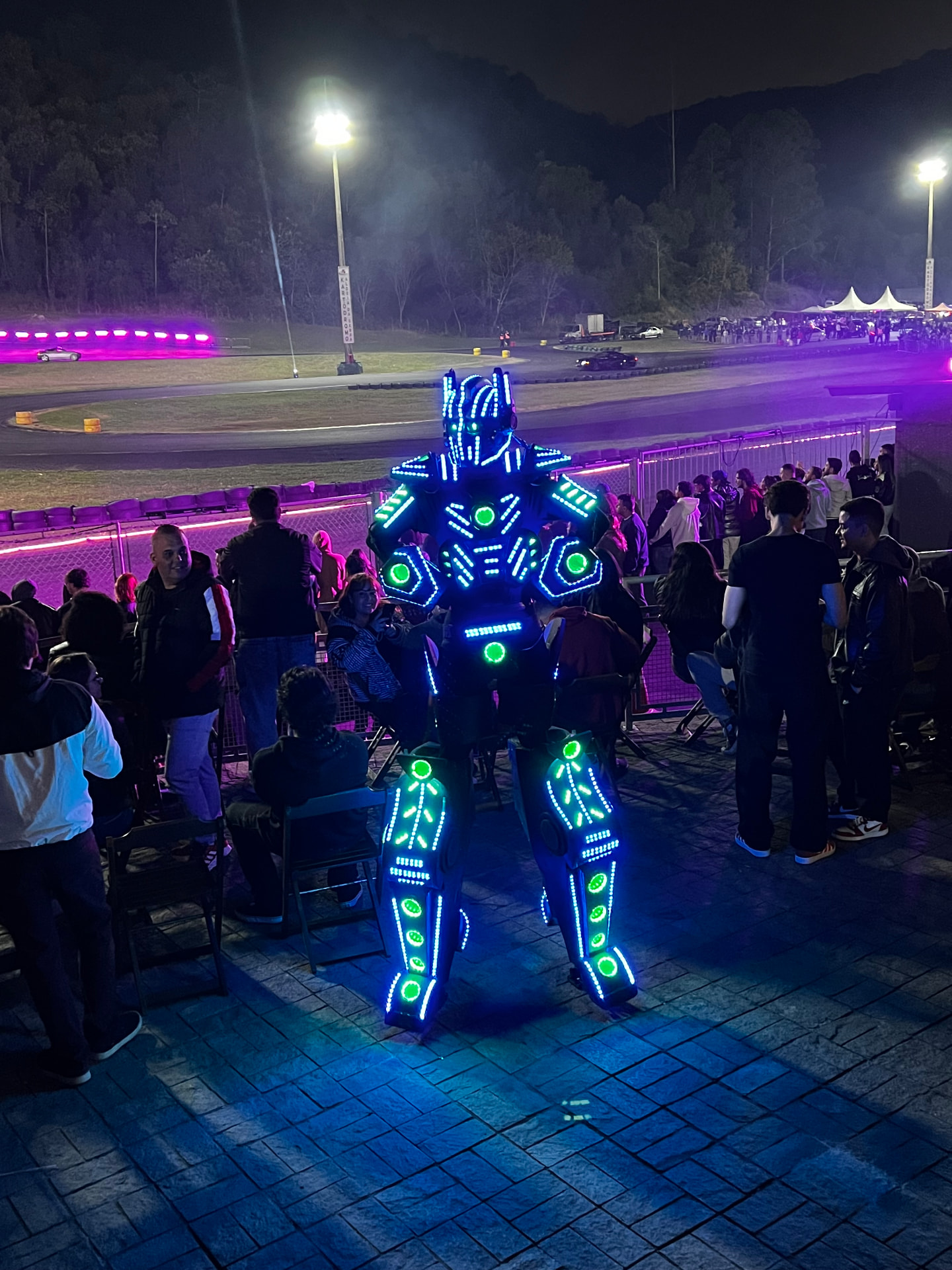 Robô de LED em evento particular ao ar livre com público